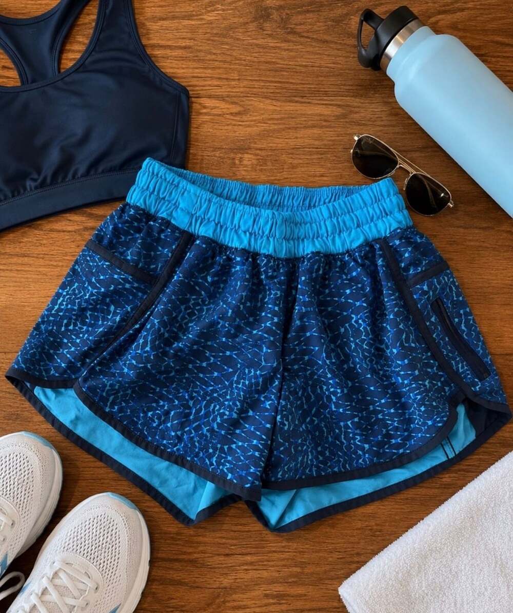 Lululemon Tracker Short III Samba Snake Size 4 (g25)